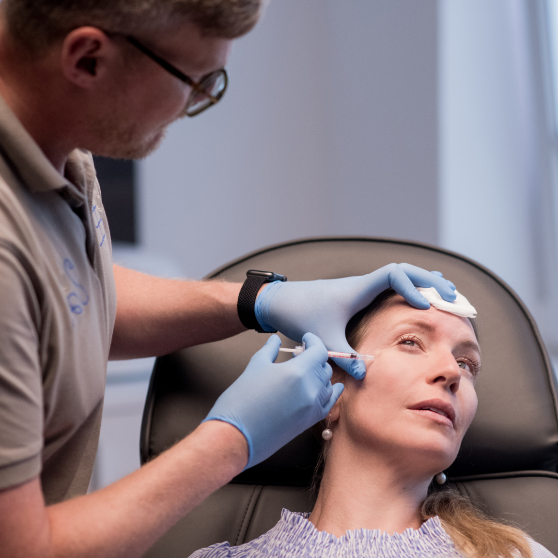 Dr. Schmidt Unterspritzung an der Wange einer Patientin
